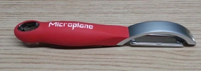 Microplane Küchenhelfer Profi Schäler mit gezahnter Doppelkling