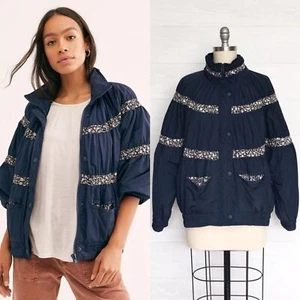 FREE PEOPLE We The Free Blue On My Mind Bomber Jacket Oversized Floral Trim SZ M - Imagen 1 de 12