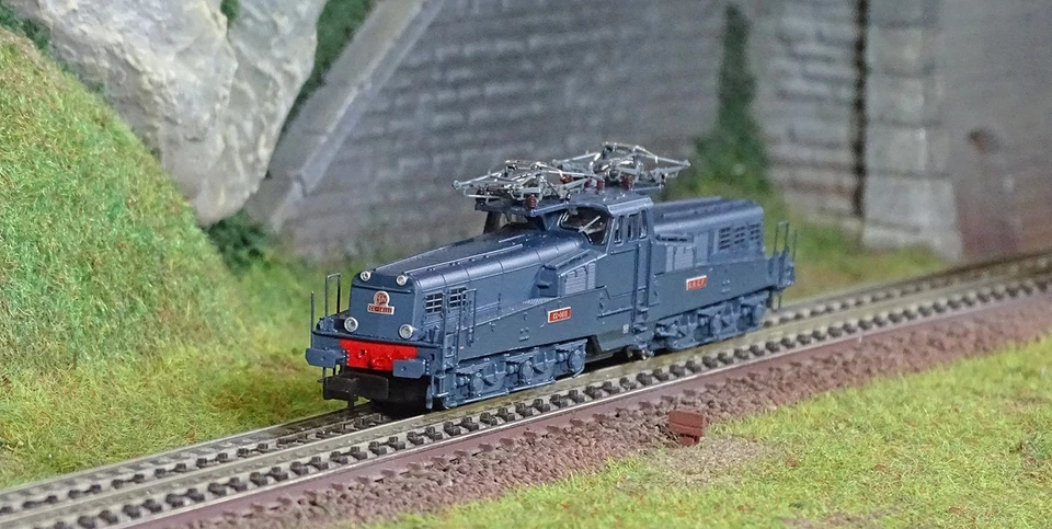 HN2549 / ARNOLD 1 160 / LOCOMOTIVE ELECTRIQUE CC 14111 BLEUE / 4 LAMPES Ep III