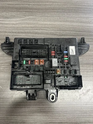 Cadillac XTS 2013-2017 OEM MALETERO TRASERO IZQUIERDO CAJA RELÉ FUSIBLES OEM 544949969 Foto 1 de 4
