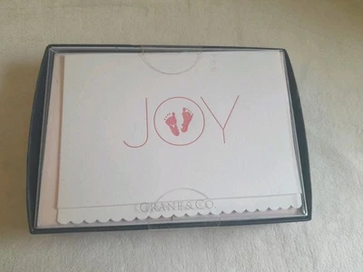 Tarjeta de 10 notas Crane & Co. Joy Baby Girl rosa peonía tipográfica con sobres Foto 1 de 3