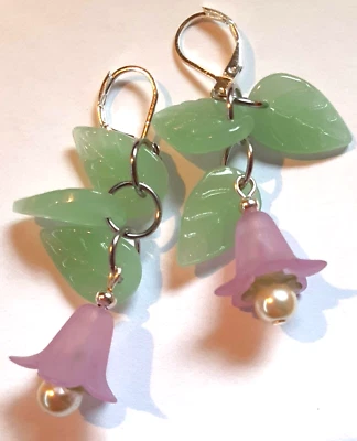 Pendiente colgante LAVANDA ACRÍLICO Flor Vidrio Perla y HOJA SP PALANCA TRASERA Foto 1 de 4