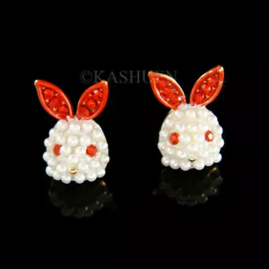 Osterhase ~ Hase mit Swarovski Kristall Perlen Mädchen Post Ohrstecker - Bild 1 von 1