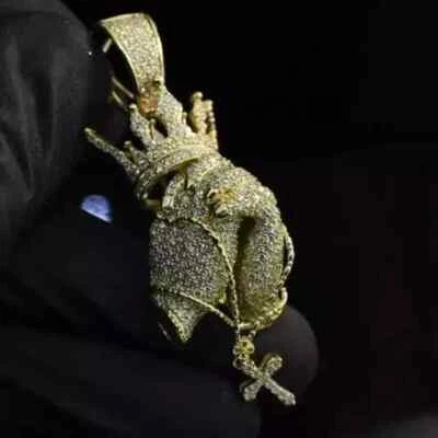 Colgante personalizado de moissanita de corte redondo de 2,5 quilates enchapado en oro amarillo de 14 quilates Foto 1 de 4