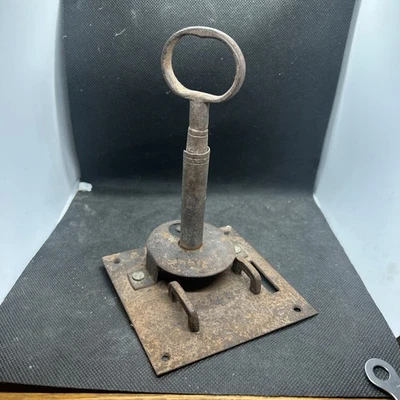 Cerradura de puerta y llave antigua de hierro forjado de los siglos XVII/XVIII Foto 1 de 4