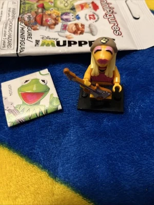 Minifigura Lego de los Muppets 71033. Janice con guitarra y base. Bonito. Ver fotos. Foto 1 de 4