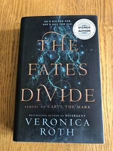 *SIGNED* THE FATES DIVIDE by VERONICA ROTH - HARPERCOLLINS - Hardback D/W - 2018 - Picture 1 of 2