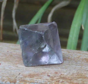 Cristal octaedro de fluorita áspero y crudo 53 gramos púrpura natural - Imagen 1 de 8