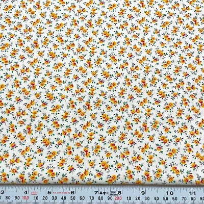Flores vintage doradas amarillas y rojas sobre algodón blanco sin marca por media yarda Foto 1 de 2