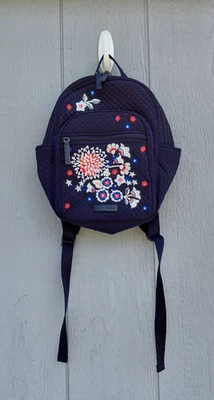 Mochila pequeña Vera Bradley floral bordada clásica azul marino acolchada patriótica Foto 1 de 4