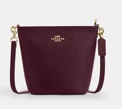 Сумка спортивная Coach новая с ценниками Dark Wine Logan с золотой фурнитурой и плечевым ремнем - Изображение 1 из 4
