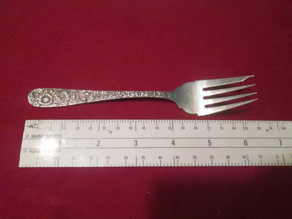 Tenedor de ensalada de plata esterlina S. Kirk & Son 6 1/4" de largo no pulido con "P" Foto 1 de 4