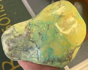 Natürlicher Chrysopras Freeform aus Indonesien poliertes Exemplar 1274 Gramm - Bild 1 von 9