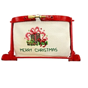 Bestickter Korb Vintage Leinwand Weihnachtsdeko auf rotem Holzständer 6" L - Bild 1 von 7