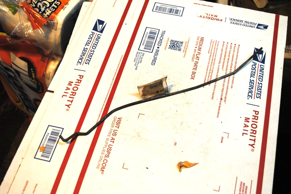 НОВЫЙ ИЗ СТАРЫХ ЗАПАСОВ MOPAR 1971 DODGE ЗАРЯДНОЕ УСТРОЙСТВО ЛЕВАЯ ДВЕРЬ ЗАМОК РУЧКА ЗАЩЕЛКА ЗВЕНО 3548779 - Изображение 1 из 1