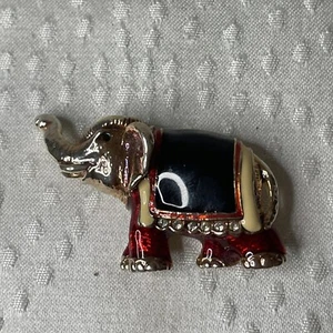 Spilla spilla elefante tono oro strass trasparenti smalto rosso sporco bianco nero - Foto 1 di 4