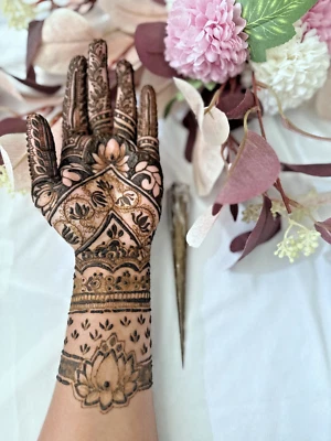 Conos de henna 100 % naturales orgánicos de primera calidad recién hechos por Nazia Foto 1 de 4