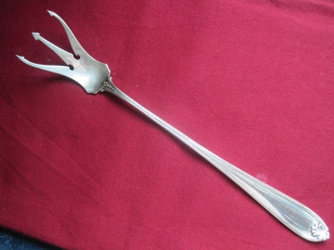 Simpson Hall Miller Sterling Silver Lettuce Fork / 8 3/4" Cover
