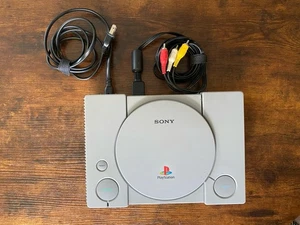 Console Sony PlayStation 1 (PS1) - PROPRIETARIO ORIGINALE, CASA PULITA, TESTATA + cavi - Foto 1 di 4