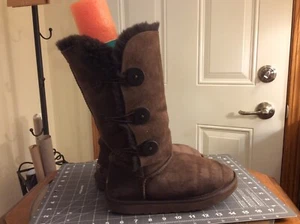 UGG Bailey Button Triplet 1873 Chocolate Boots W/ Suede & Faux Fur Lining Size 8 - Picture 1 of 10