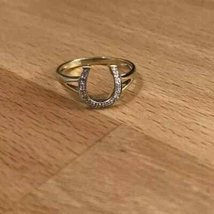 Anillo estilo vintage con banda para zapatos de caballo diamante simulado oro amarillo de 14 k sobre plata - Imagen 1 de 9