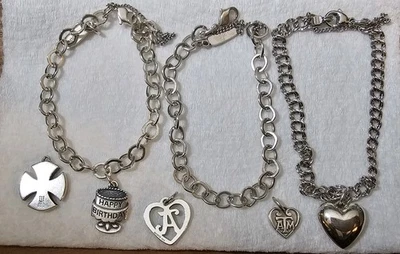 Lote de pulseras y dijes James Avery de ley Foto 1 de 4