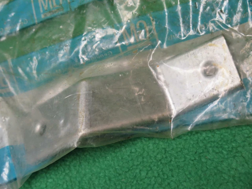 1262688 GM RADIO ALIMENTACIÓN ANTENA SOPORTE MONTAJE INFERIOR 1979 BUICK LESABRE ELECTRA Foto 1 de 1