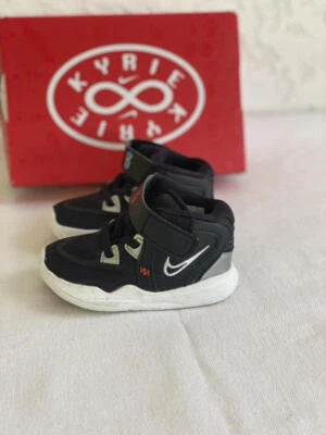 Zapatos Nike Kyrie para niño negros/blancos 4C Foto 1 de 4