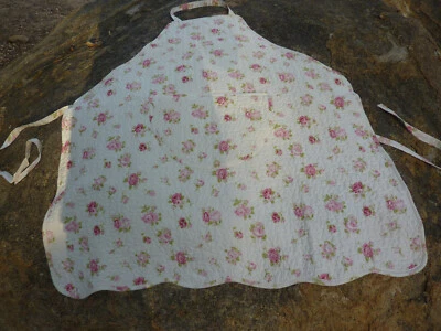 Delantal acolchado de carpintero Elizabeth COTTAGE ROSE rosas rosadas en blanco apagado Foto 1 de 4
