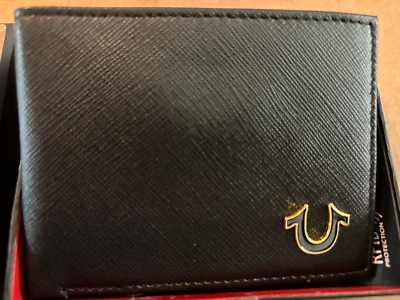 NUEVO EN CAJA True Religion Hombres Cuero Doble Cartera Forbes TR203233 Negra - RFID $55 Foto 1 de 4