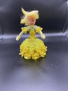 Vintage Perlen Handarbeit Sicherheitsnadel gelb Mädchen Puppe 5" Oma Kern Perlen MCM - Bild 1 von 9