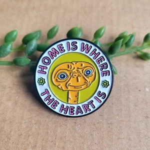 ET Enamel pin badge - Home is where the Heart is 1980s Movie film Metal Pin Gift - Foto 1 di 1