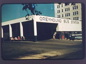 Diapositiva de 35 mm 1960 de colección - Edificio de estación de autobuses Greyhound - Kodachrome - Imagen 1 de 1