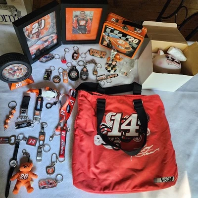 Tony Stewart Gran Lote De 37 Artículos NASCAR Llavero, Reloj, Relojes, Alcancía  Foto 1 de 4