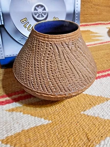 COOL 1970's HAND COILED & DECORATED SQUAT POTTERY JAR SIGNED MAT BROWN w COBALT - Bild 1 von 8