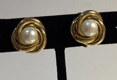 Серьги-клипсы Napier с искусственным жемчугом золотистого цвета с витой спинкой и гнездом 1/2 дюйма - Изображение 1 из 4