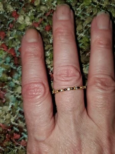 Taglia 9. Nuovo con etichetta. Fascia Petite strato oro con pietre tonde diamoniche - Foto 1 di 3