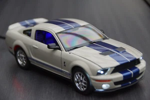 2007 FORD MUSTANG GT 500 SHELBY 1:24 MIT LED-BELEUCHTUNG(XENON) IN WEIß WELLY - Foto 1 di 8