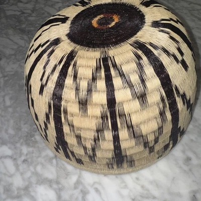 "Cesta de diseño tejida a mano india Wounaan Embera 11"" marrón oscuro redonda" Foto 1 de 4