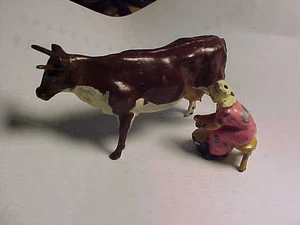 Estatuilla vintage de vaca y vaca ordeñando lechera de plomo hecha en Inglaterra - Imagen 1 de 5