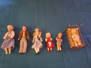 Casa de muñecas posable Erna Meyer Stockinette de colección familia de 6 con cuna de latón  - Imagen 1 de 24