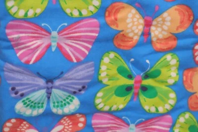 Tela de franela Jo-Ann de 108" L x 44" W mariposas de colores brillantes en azul en filas Foto 1 de 4