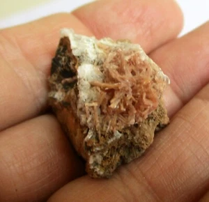 Una preciosa pieza de inesita en un cubo de aumento - Imagen 1 de 5