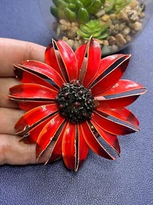 Vintage metal red enamel gerbera daisy brooch with character - Bild 1 von 7