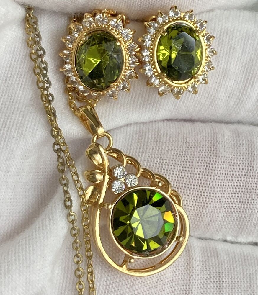 Vintage Green Peridot Color Rhinestone Gold Tone Pendant Necklace & Earrings Set
