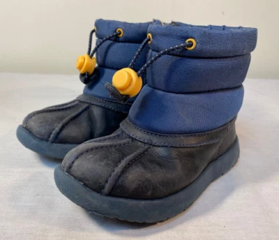 Botas UGG Puffer para niños pequeños azules aisladas - EE. UU. 9 Foto 1 de 4