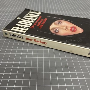 ORIGINAL Retro Art Paperback Book Novel Radiance Thriller Anne Marbury - Foto 1 di 4