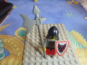 LEGO Minifig vintage 6097 - Knight 3 Red Legs Black Hips Black Neck-Protector - Picture 1 of 4