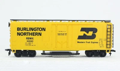 HO Roco Burlington Northern 40’ Track Cleaning Box Car - Image 1 of 4