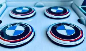 Tapacubos centrales de rueda flotantes BMW 50 aniversario 56 mm ¡Envío prioritario GRATIS 2-3! - Imagen 1 de 4